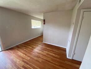 5610 Royal Palms St in Houston, TX - Foto de edificio - Building Photo