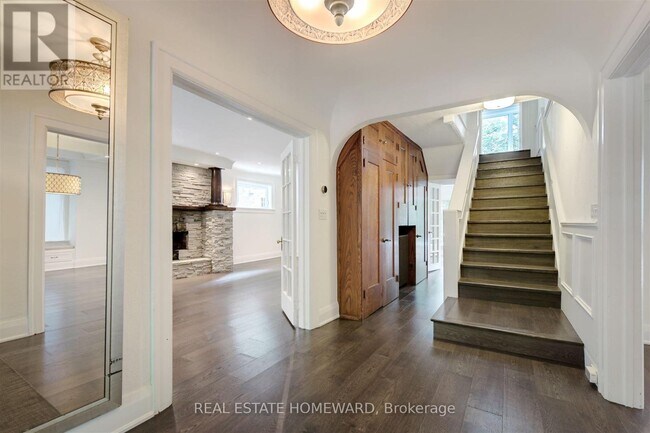 15 Pine Crescent in Toronto, ON - Building Photo - Building Photo