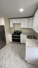 242 W Bacon St, Unit 2nd Fl in Pottsville, PA - Building Photo - Building Photo