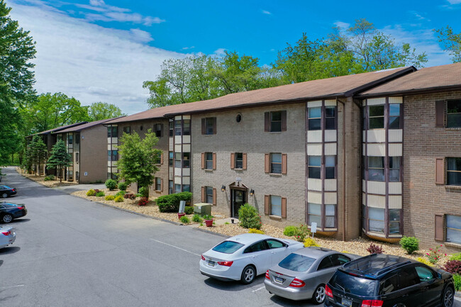 Virginia Manor Apartments in McKeesport, PA - Foto de edificio - Building Photo