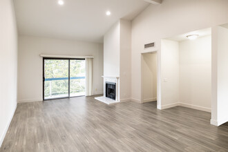 Moorpark Terrace Apartments in North Hollywood, CA - Building Photo - Interior Photo