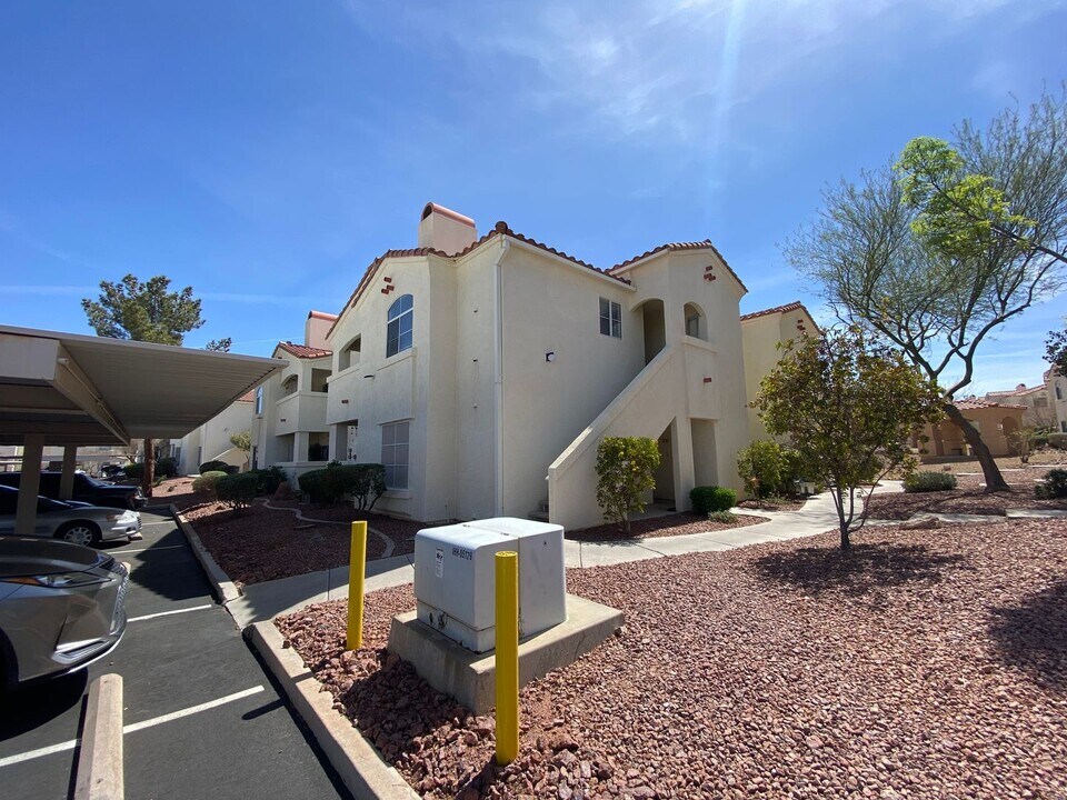 698 S Racetrack Rd in Henderson, NV - Building Photo