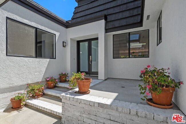 17157 Avenida De Santa Ynez in Los Angeles, CA - Building Photo - Building Photo