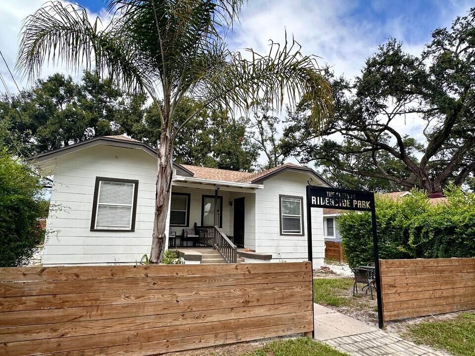 311 W Crest Ave in Tampa, FL - Building Photo