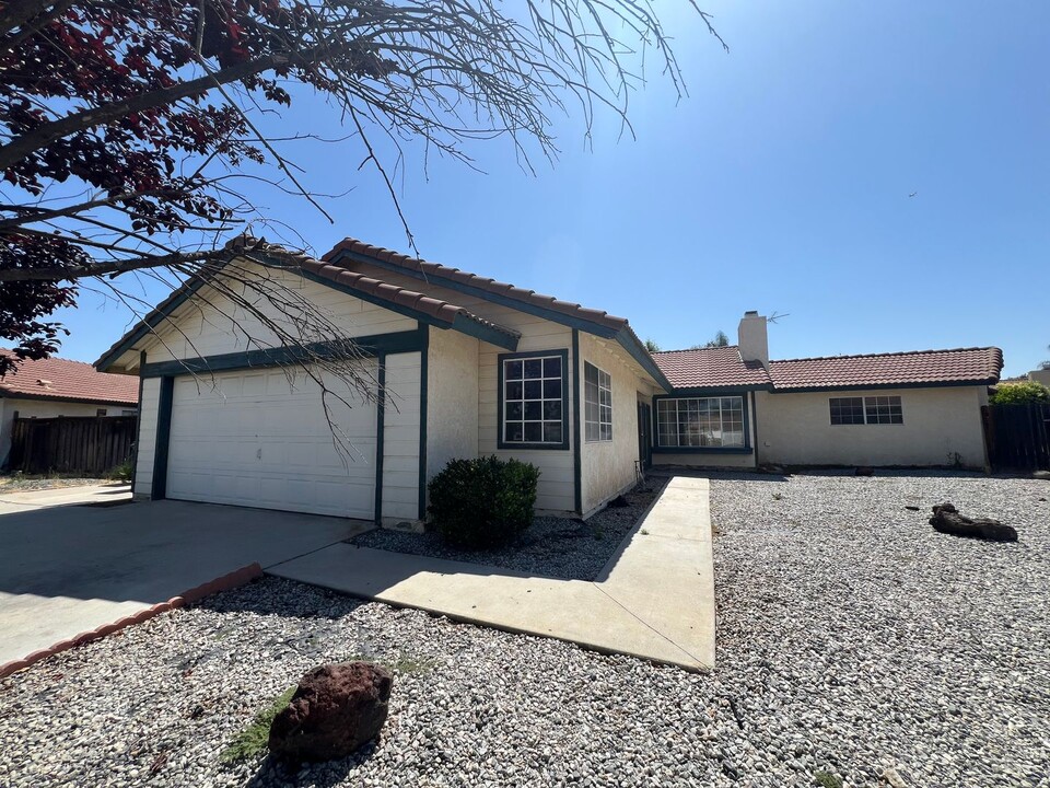 1482 Lancelot Ct in Hemet, CA - Building Photo