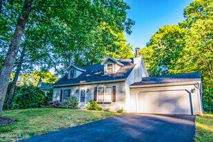 15 Longwood Dr in Clifton Park, NY - Building Photo