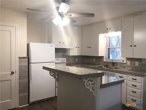 1002 Hazelton St in San Marcos, TX - Building Photo - Building Photo