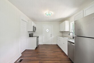 34 Holly Rd NW in Atlanta, GA - Building Photo - Building Photo