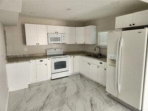 342 E 46th St in Hialeah, FL - Building Photo - Building Photo