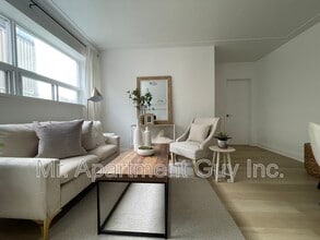 1284 Fennell Ave E in Hamilton, ON - Building Photo - Building Photo