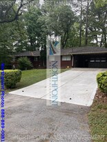 2301 Elmwood Cir SE in Smyrna, GA - Building Photo