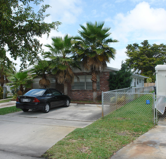 1911 Scott St in Hollywood, FL - Building Photo - Building Photo