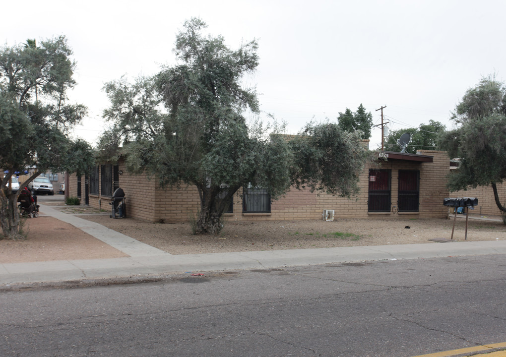 Tang Gardens in Glendale, AZ - Building Photo