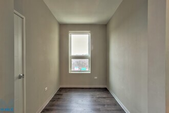 851 W Grand Ave, Unit 404 in Chicago, IL - Foto de edificio - Building Photo