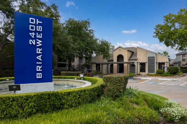 2400 Briarwest Apartments in Houston, TX - Foto de edificio - Building Photo