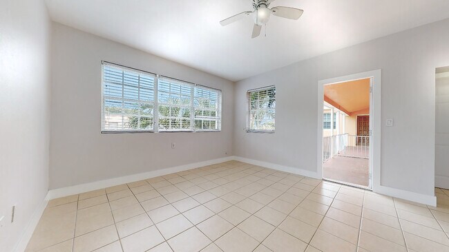 200 SW 19th Ave, Unit 4 in Miami, FL - Building Photo - Building Photo