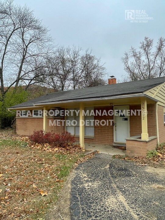 25292 Orchard Grove St in Southfield, MI - Foto de edificio