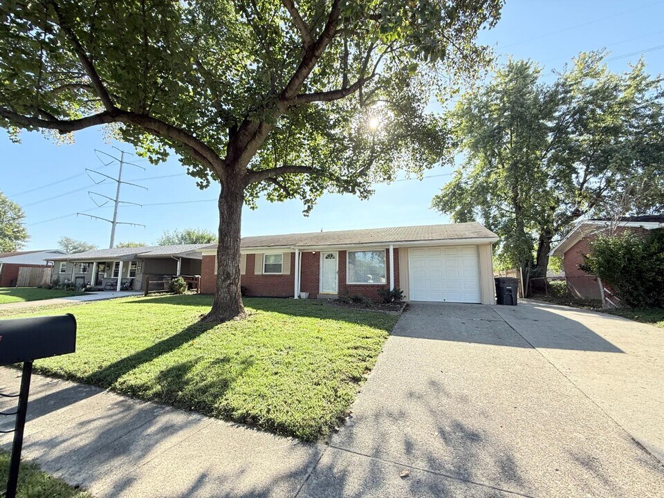 1325 Longfellow Dr in Clarksville, IN - Building Photo