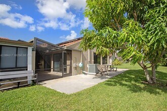 524 Village Lake Dr in Weston, FL - Building Photo - Building Photo