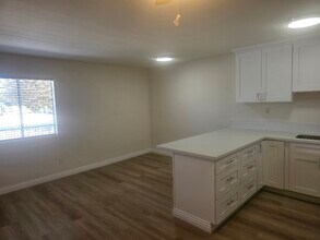 14323 Haynes St in Los Angeles, CA - Foto de edificio - Building Photo