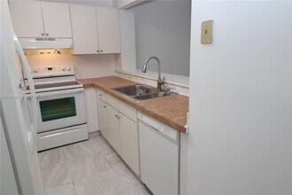 16531 NE 35th Ave in North Miami Beach, FL - Building Photo - Building Photo