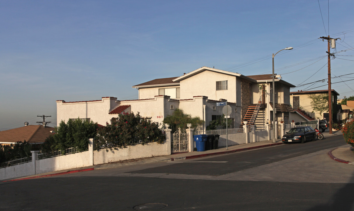 987 White Knoll Dr in Los Angeles, CA - Foto de edificio