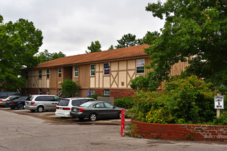 Falls Creek Apartments in Oklahoma City, OK - Foto de edificio - Building Photo