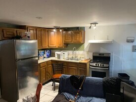 684 Parker St, Unit 1 Apartamentos