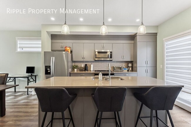 142 Shawnee Common SW in Calgary, AB - Building Photo - Building Photo