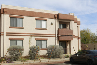 2485 N Alvernon Way in Tucson, AZ - Building Photo - Building Photo