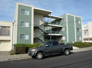 24 Werner Ave in Daly City, CA - Foto de edificio - Building Photo