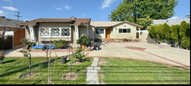 property at 5921 Fallbrook Ave