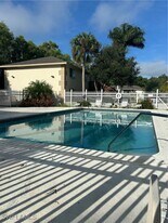 5386 16th Pl SW in Naples, FL - Building Photo