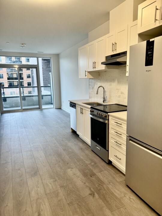 705 Davis Dr in Newmarket, ON - Building Photo