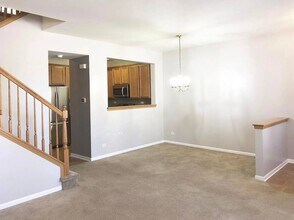 2575 Hillsboro Blvd in Aurora, IL - Building Photo - Building Photo