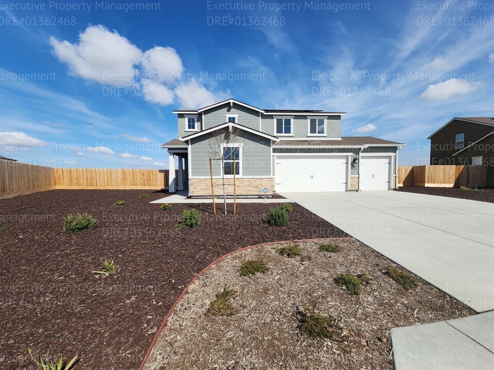 14316 Cloverdale Ln in Bakersfield, CA - Building Photo