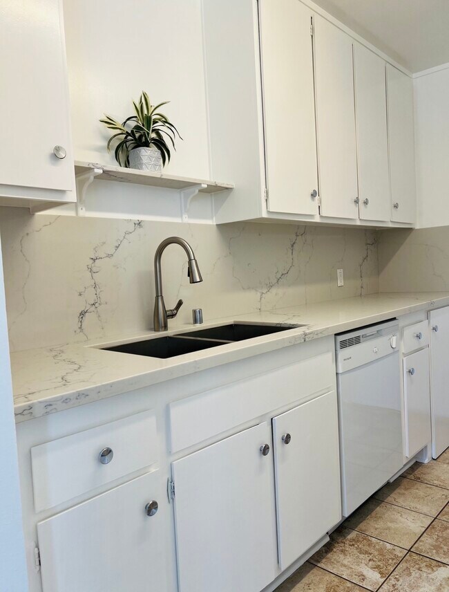 100 S Doheny Dr, Unit 308 in Los Angeles, CA - Building Photo - Building Photo