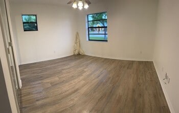 574 SW Duval Ave in Port St. Lucie, FL - Building Photo - Building Photo