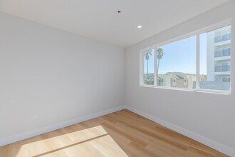 Pacific Heights II in San Diego, CA - Building Photo - Interior Photo