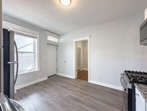 3649 W Montrose Ave, Unit M01H in Chicago, IL - Foto de edificio - Building Photo