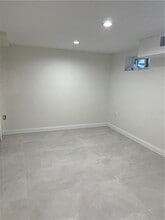 114 Emily Ave in Elmont, NY - Foto de edificio - Building Photo