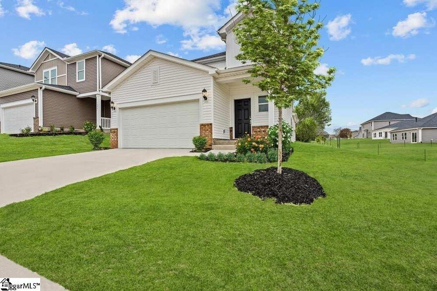 807 Brockman McClimon Rd in Greer, SC - Building Photo