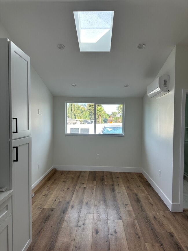 5561 Mason Ave in Woodland Hills, CA - Foto de edificio - Building Photo