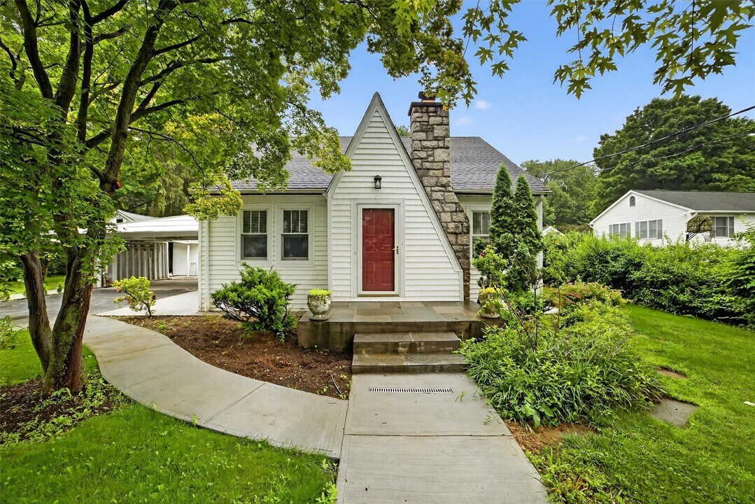 3538 James St in Shrub Oak, NY - Building Photo