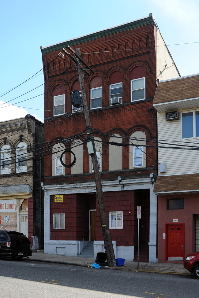 392 River St in Paterson, NJ - Building Photo - Building Photo