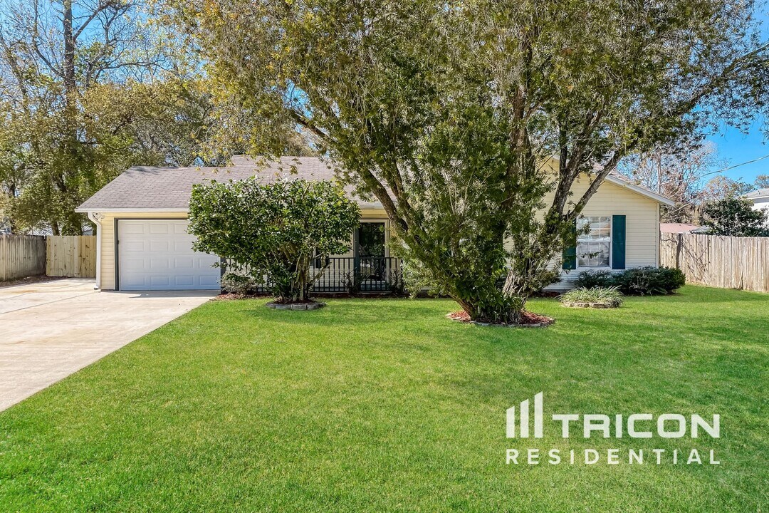 1303 Eisenhower Dr in St. Augustine, FL - Building Photo