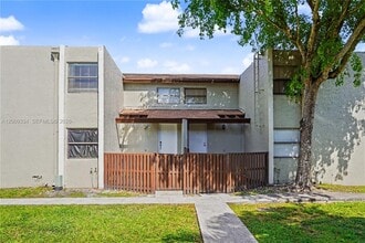 10010 NW 9th St Cir in Miami, FL - Building Photo - Building Photo