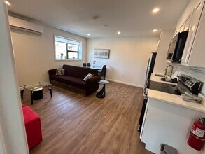64 Salem St, Unit 02 in Medford, MA - Foto de edificio - Building Photo