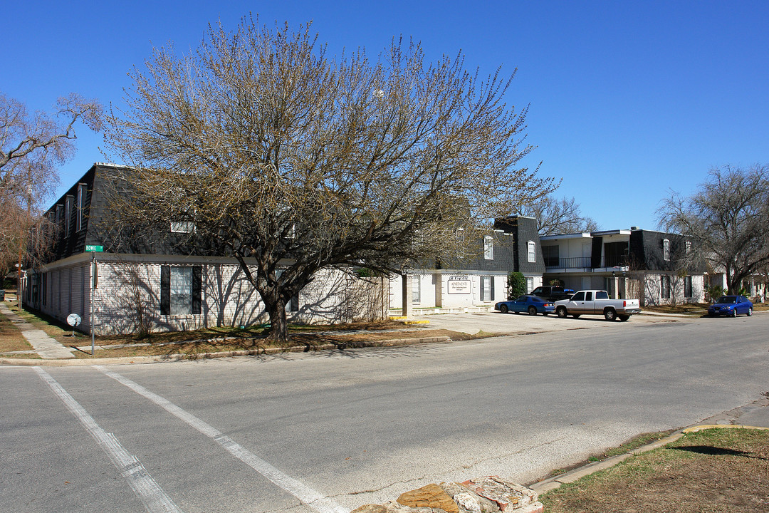 Chateau De Fountainbleu in Luling, TX - Building Photo