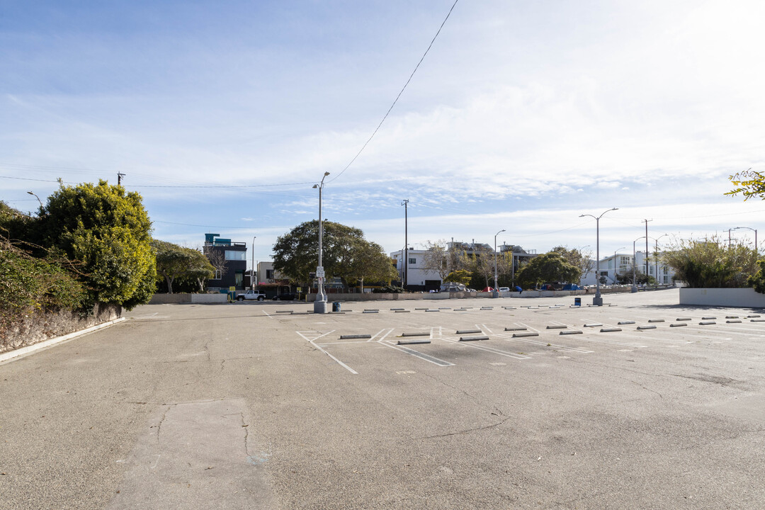 125 E South Venice Blvd in Venice, CA - Building Photo